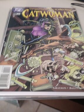 DC Comics Catwoman Comic Book Purple Black Yellow Cover